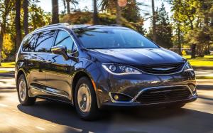 Chrysler Pacifica Hybrid Limited 2016 года